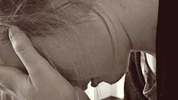 Tri leta in pol zapora, ker je otipaval in snemal deklico