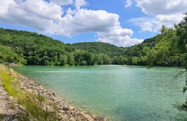 Jezero z vodo je, kanalov do njiv pa še ni