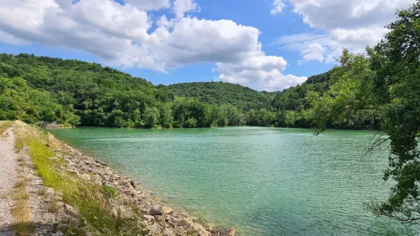 Jezero z vodo je, kanalov do njiv pa še ni