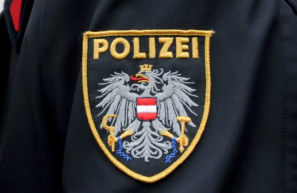 Dolga vas.Avstrijska policija.