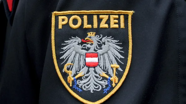 Dolga vas.Avstrijska policija.