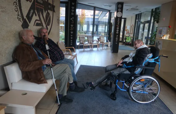 Ve?ina oskrbovancev domov starej?ih je podala soglasje za prestop v nov sistem dolgotrajne oskrbe. V idrijskem domu so to storili vsi varovanci.