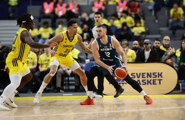 GOTHENBURG, SWEDEN 20251201Sweden's Pierre Hampton and Zaba Bangala (left) against Slovenia's Rok Radovic during the World Cup basketball qualifier between Sweden and Slovenia at Scandinavium, Gothenburg, Sweden December 1, 2025.Photo: Adam Ihse/TT/Kod 9200,Image: 1055861933, License: Rights-managed, Restrictions:, Model Release: no, Credit line: ADAM IHSE/AFP/Profimedia