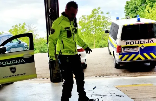 Pred policisti bežala tudi s predrtimi gumami