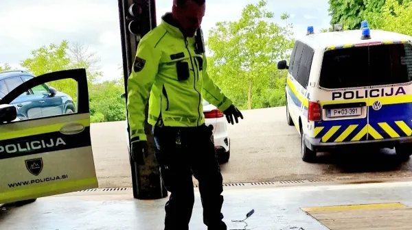 Pred policisti bežala tudi s predrtimi gumami