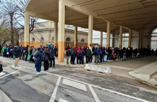 Selitev migrantov v Starem pristanišču.