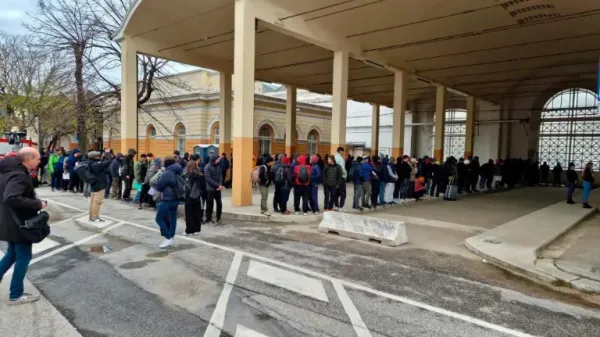 Selitev migrantov v Starem pristanišču.