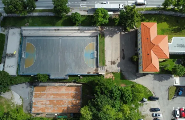 Modro igri&scaron;če pri &scaron;oli.