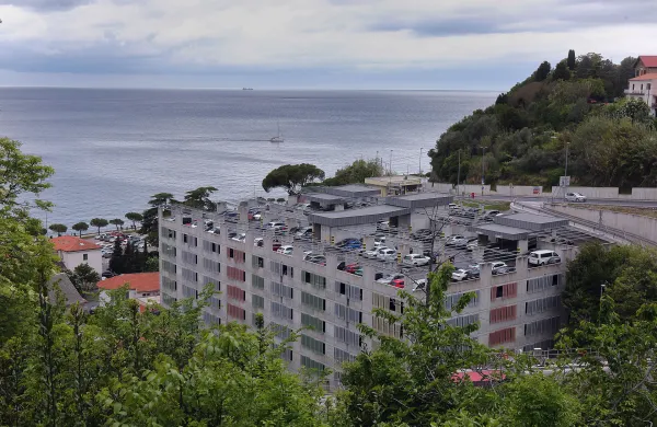 Na Fornačah načrtujejo novo parkirno hi&scaron;o, na zdaj&scaron;njem parkiri&scaron;ču pa plažo