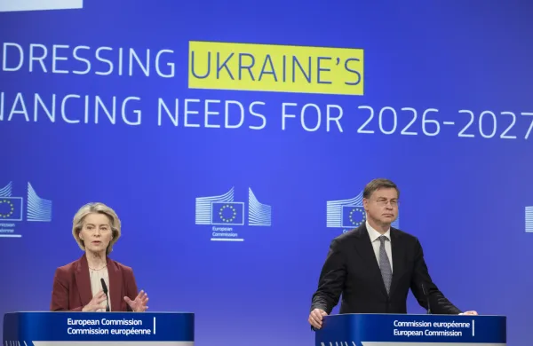 Belgija, Bruselj.Predsednica Evropske komisije Ursula von der Leyen in evropski komisar za gospodarstvo in produktivnost, izvajanje in poenostavitev Valdis Dombrovskis na novinarski konferenci.Evropska komisija je danes predlagala dva ukrepa, posojila EU in posojilo za odskodnine, financirano iz zamrznjenih ruskih sredstev, da bi zadostila financnim potrebam Ukrajine za obdobje 2026-2027.