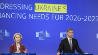 Belgija, Bruselj.Predsednica Evropske komisije Ursula von der Leyen in evropski komisar za gospodarstvo in produktivnost, izvajanje in poenostavitev Valdis Dombrovskis na novinarski konferenci.Evropska komisija je danes predlagala dva ukrepa, posojila EU in posojilo za odskodnine, financirano iz zamrznjenih ruskih sredstev, da bi zadostila financnim potrebam Ukrajine za obdobje 2026-2027.
