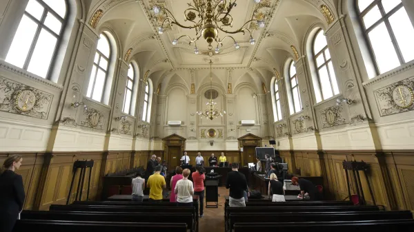 Ljubljana, okrozno sodisce.Izrek sodbe zdravniku Zoranu Milosevicu in Irmi Kosutar Gasparic iz podjetja Animus zaradi obtozbe o prejemanju oz. dajanju podkupnine.