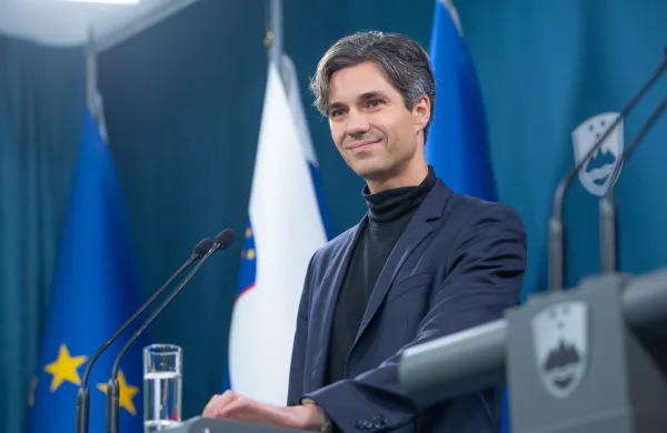 Minister za delo, družino, socialne zadeve in enake možnosti Luka Mesec na novinarski konferenci po seji vlade.