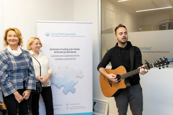 Dogodek je s svojo kitaro popestril kantavtor in radijski voditelj Žiga Rustja.