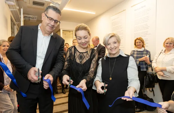 Ob prvi obletnici so pripravili slavnostni dogodek, seveda ni manjkal tudi razrez traku.