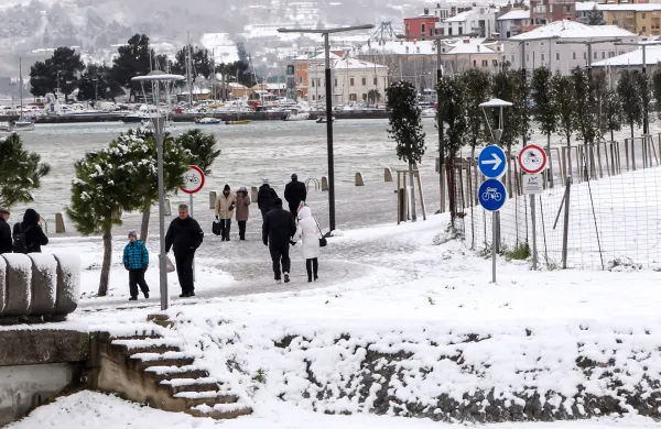 Koper, 08.12.2012Sneg na obali, morje in sneg, Koper pod snegom,
