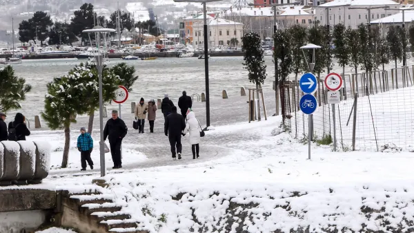 Koper, 08.12.2012Sneg na obali, morje in sneg, Koper pod snegom,