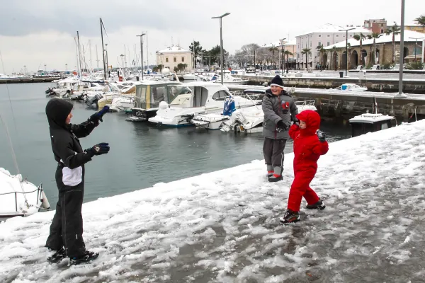 Koper, 08.12.2012Sneg na obali, morje in sneg, Koper pod snegom,
