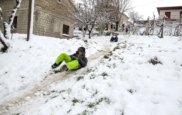 Koper, 08.12.2012Sneg na Obali, Sneženje, zasnežena koprska občina,       Bonini, otroci sankanje