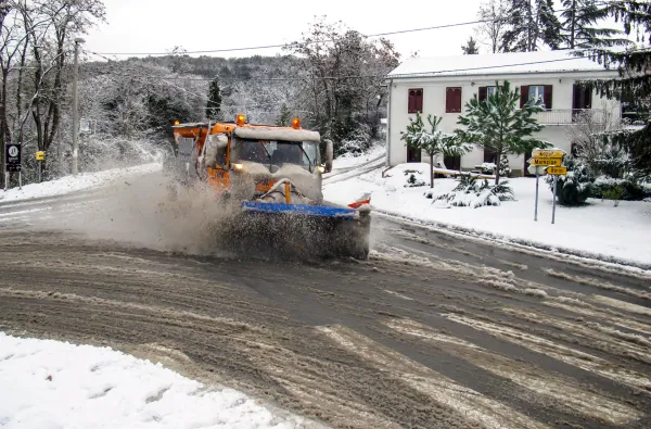 Koper, 08.12.2012Sneg na Obali, Sneženje, zasnežena koprska občina,       Vanganel, pluženje ceste Marezige-Koper