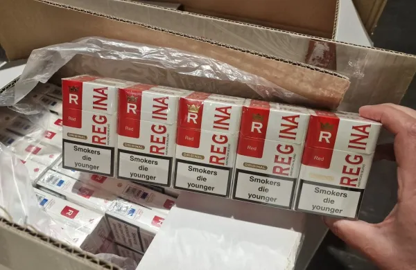 Zasegli zabojnik, poln neprijavljenih cigaret