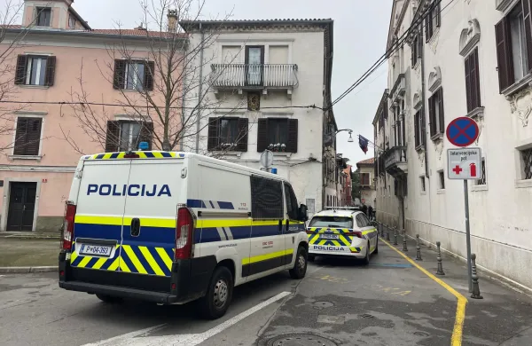 Leteli pljunki, grožnje in žaljivke