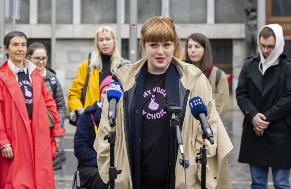 Ljubljana, Trg republike.Novinarska konferenca Instituta 8. marec ob zacetku zbiranja podpisov za evropsko kampanjo My Voice, My Choice za varen in dostopen splav v Evropi.Direktorica Instituta 8. marec Nika Kovac.