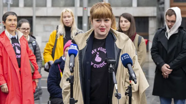 Ljubljana, Trg republike.Novinarska konferenca Instituta 8. marec ob zacetku zbiranja podpisov za evropsko kampanjo My Voice, My Choice za varen in dostopen splav v Evropi.Direktorica Instituta 8. marec Nika Kovac.