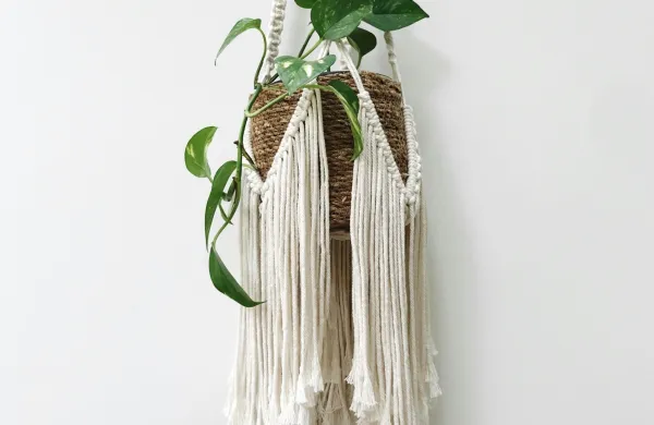 Na steni, običajno v predsobi, so imele družine tudi kak&scaron;en makrame. 