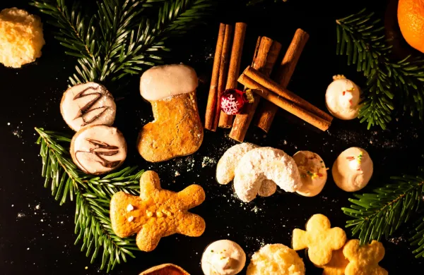 Na prazničnem krožniku ne manjkajo vaniljevi rogljiči, lunice z limoninim prelivom, srčki in drugi pi&scaron;koti.