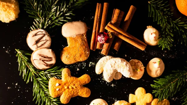 Na prazničnem krožniku ne manjkajo vaniljevi rogljiči, lunice z limoninim prelivom, srčki in drugi pi&scaron;koti.