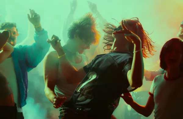 V zimskih mesecih tudi dnevne zabave potekao v zaprtih prostorih, kjer v plesnem zanosu žurerji pozabijo, da je zunaj &scaron;e svetlo.