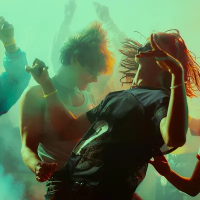 V zimskih mesecih tudi dnevne zabave potekao v zaprtih prostorih, kjer v plesnem zanosu žurerji pozabijo, da je zunaj &scaron;e svetlo.