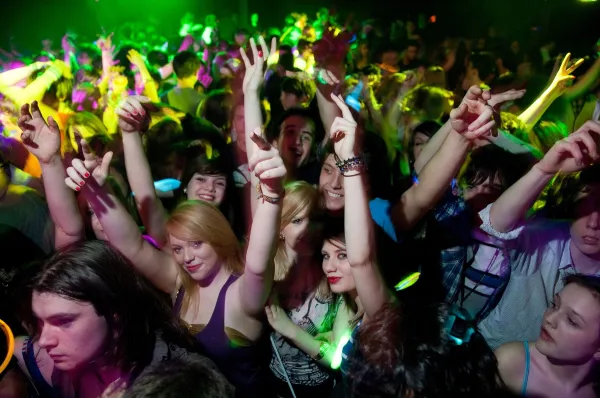 Trend dnevnih elektronskih zabav se - predvsem iz zahodnih prestolnic - vztrajno prebija tudi v na&scaron;e kraje.