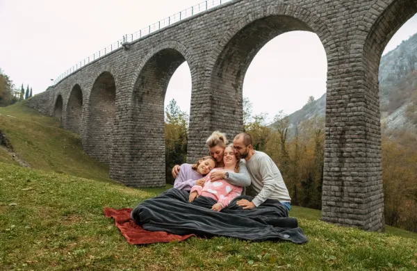 Deklica &Scaron;pela z družino