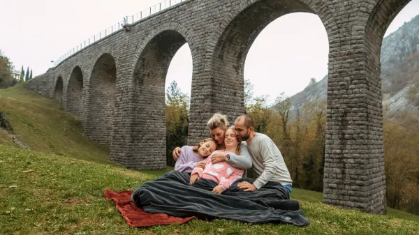 Deklica &Scaron;pela z družino