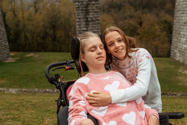 Deklica &Scaron;pela s sestro