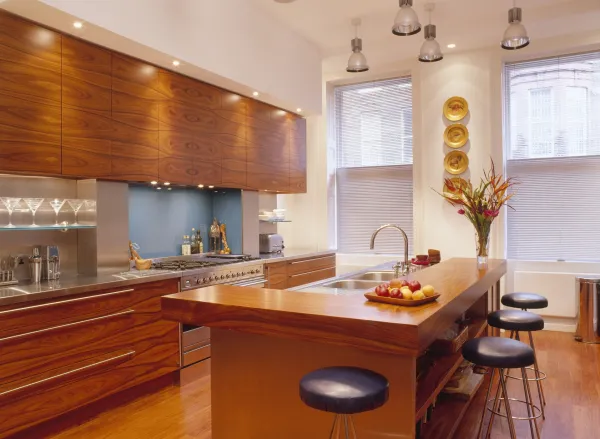 Kitchen with wooden cupboards and central island unit with breakfast bar.,Image: 139404332, License: Rights-managed, Restrictions: World Rights, Model Release: no, Credit line: Ed Reeve/Avalon/Profimedia
