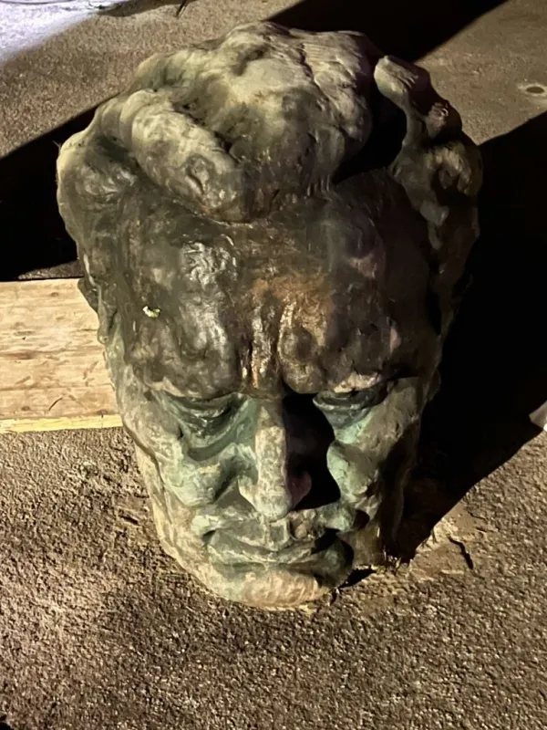 V noči iz četrtka na petek je storilec po&scaron;kodoval spomenik Tita na Titovem trgu v Velenju. 