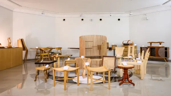 V Pomniku miru na ogled vrhunski izdelki iz lesa z noto umetnosti