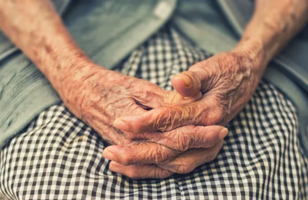 Stari ljudje staranje starost Cristian Newman/Unsplash.com