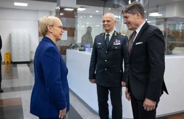 Ljubljana, ministrstvo za obrambo.Predsednica republike in vrhovna poveljnica obrambnih sil Natasa Pirc Musar je skupaj z ministrom za obrambo Borutom Sajovicem in nacelnikom Generalstaba Slovenske vojske generalpodpolkovnikom Robertom Glava&scaron;em na videokonferenci nagovorila pripadnice in pripadnike Slovenske vojske, ki delujejo v mednarodnih operacijah in misijah v tujini.