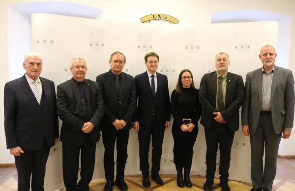 Od leve: prof. dr. Ludvik Toplak, rektor Univerze Alma Mater Europea, prof. dr. Marjan Blažič, rektor Univerze v Novem mestu, prof. dr. Rado Bohinc, rektor EMUNI University, prof. dr. Zdravko Kačič, rektor Univerze v Mariboru, prof. dr. Klavdija Kutnar rektorica UP in predsedujoča RKRS, prof. dr. Bo&scaron;tjan Golob, rektor Univerze v Novi Gorici (podpred. RKRS), prof. dr. Gregor Majdič, rektor Univerze v Ljubljani