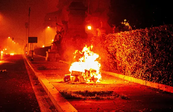 Dekleta so požare podtikale iz dolgčasa. Fotografija je simbolična