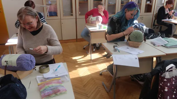 V najstarej&scaron;i čipkarski &scaron;oli učijo klekljati vse generacije