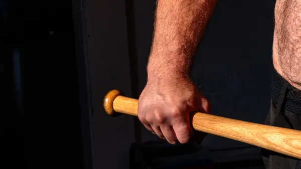 Oko je imel iztaknjeno, koža je visela z glave