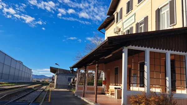 Ajdov&scaron;čino in Novo Gorico bo znova povezal potni&scaron;ki vlak