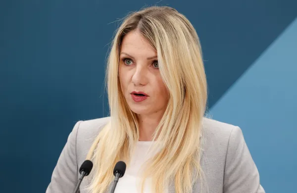 Ljubljana, vlada.Izjava za medije po seji vlade.Drzavna sekretarka v notranjem ministrstvu Tina Heferle.