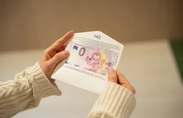 Ob stoletnici rojstva ustvarjalca stripov in ilustratorja Mikija Mustra je izsel spominski bankovec z nominalno vrednostjo nic evrov.