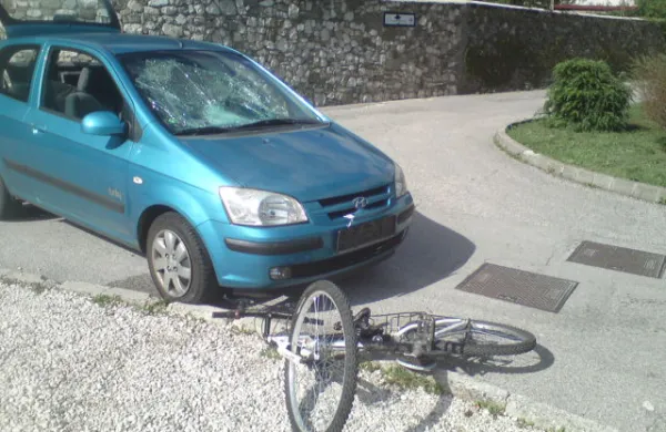 Bovec prometna nesreča v kateri sta bili udeležena osebni avtomobil in kolesar. Aktivirani so bili dežurni gasilci B skupine PGD Bovec in re&scaron;evalci NMP Tolmin. Gasilci so nudili prvo pomoč po&scaron;kodovanemu kolesarju do prihoda re&scaron;evalcev, katerega so dokončno oskrbeli in prepeljali v bolni&scaron;nico.